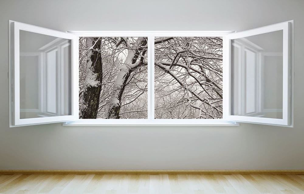 Открытое окно зимой