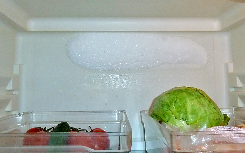 Как избавиться от льда на задней стенке холодильника