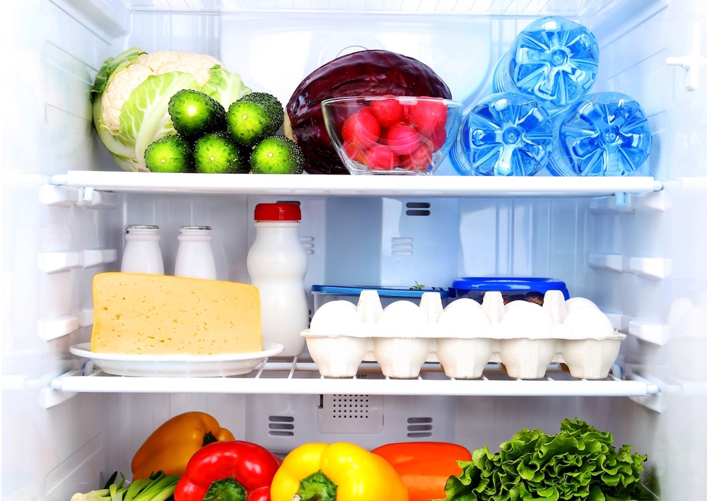 Свежие продукты в холодильнике