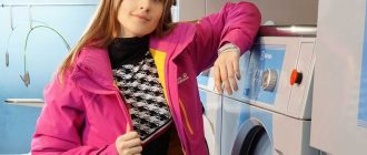 Девочка в мембранной куртке рядом со стиральной машиной