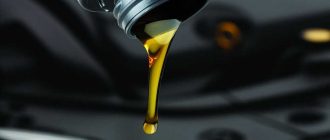 Машинное масло льется из бутылки