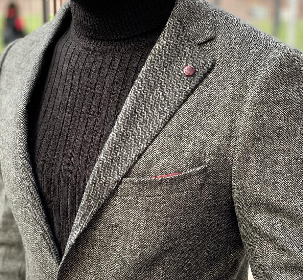 Серый шерстяной пиджак на мужчине
