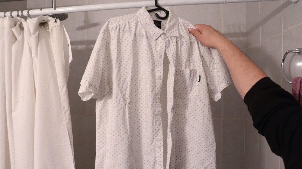 Неглаженная рубашка в ванной