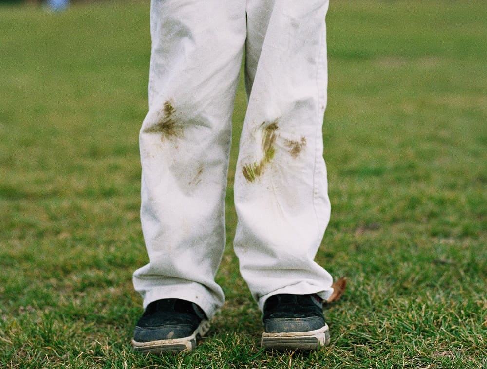 Белые джинсы с пятнами от травы