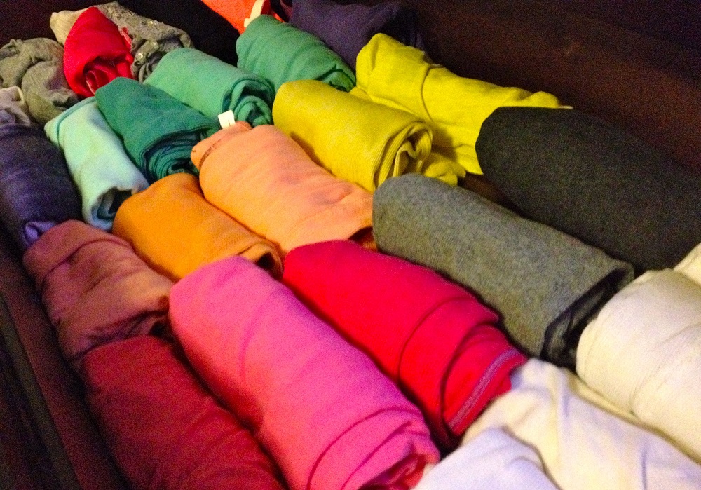 Разноцветные футболки в рулоне