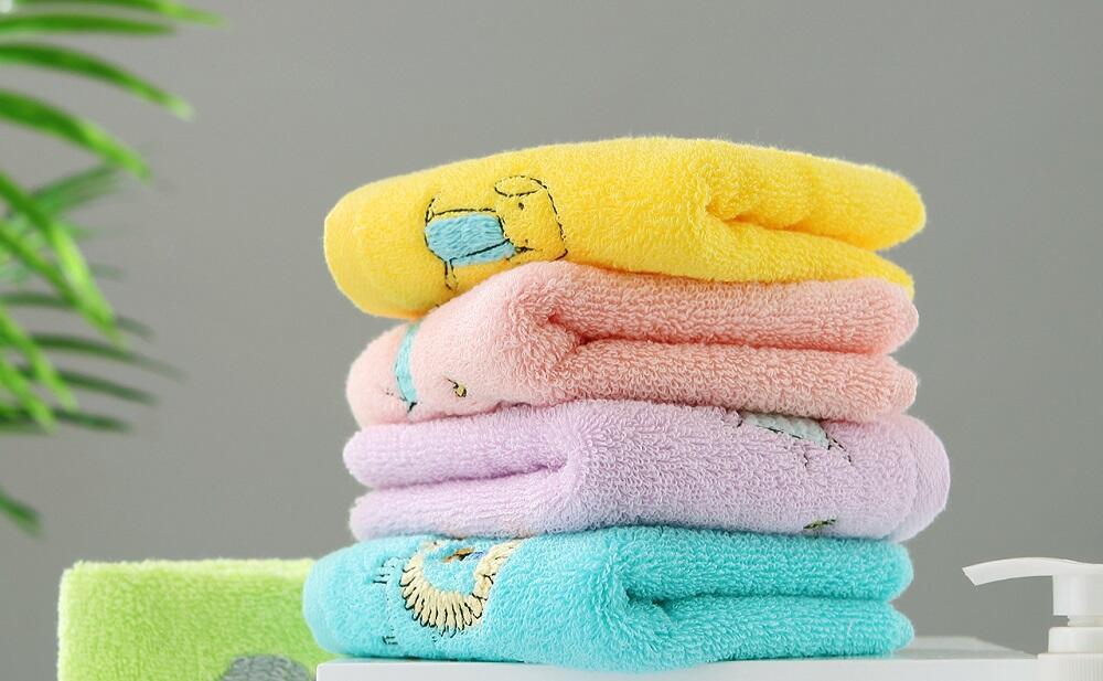 Разноцветные детские полотенца