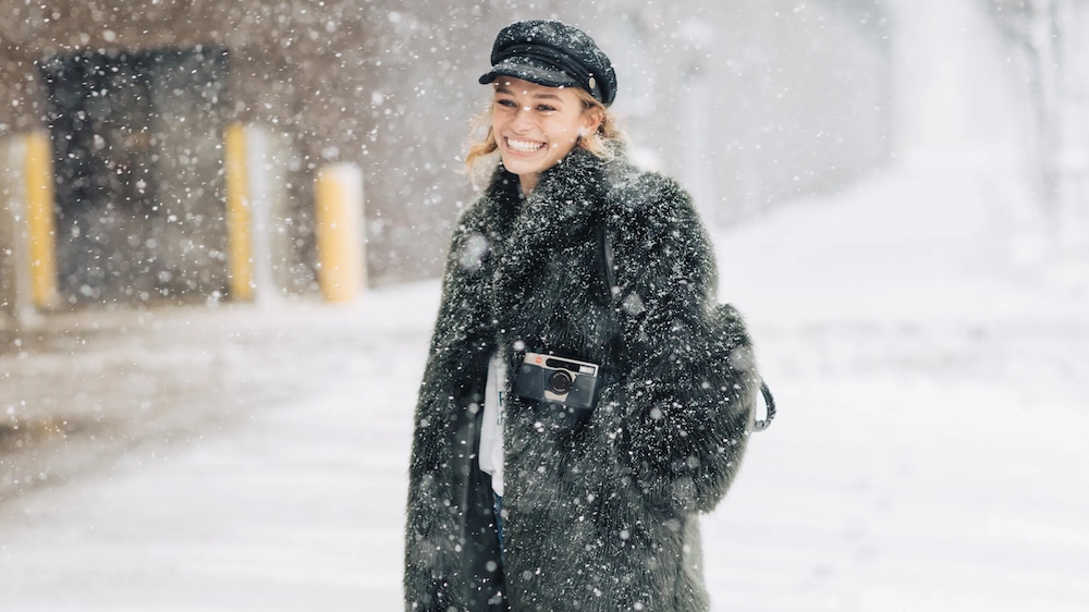 Девушка в снегопад на улице